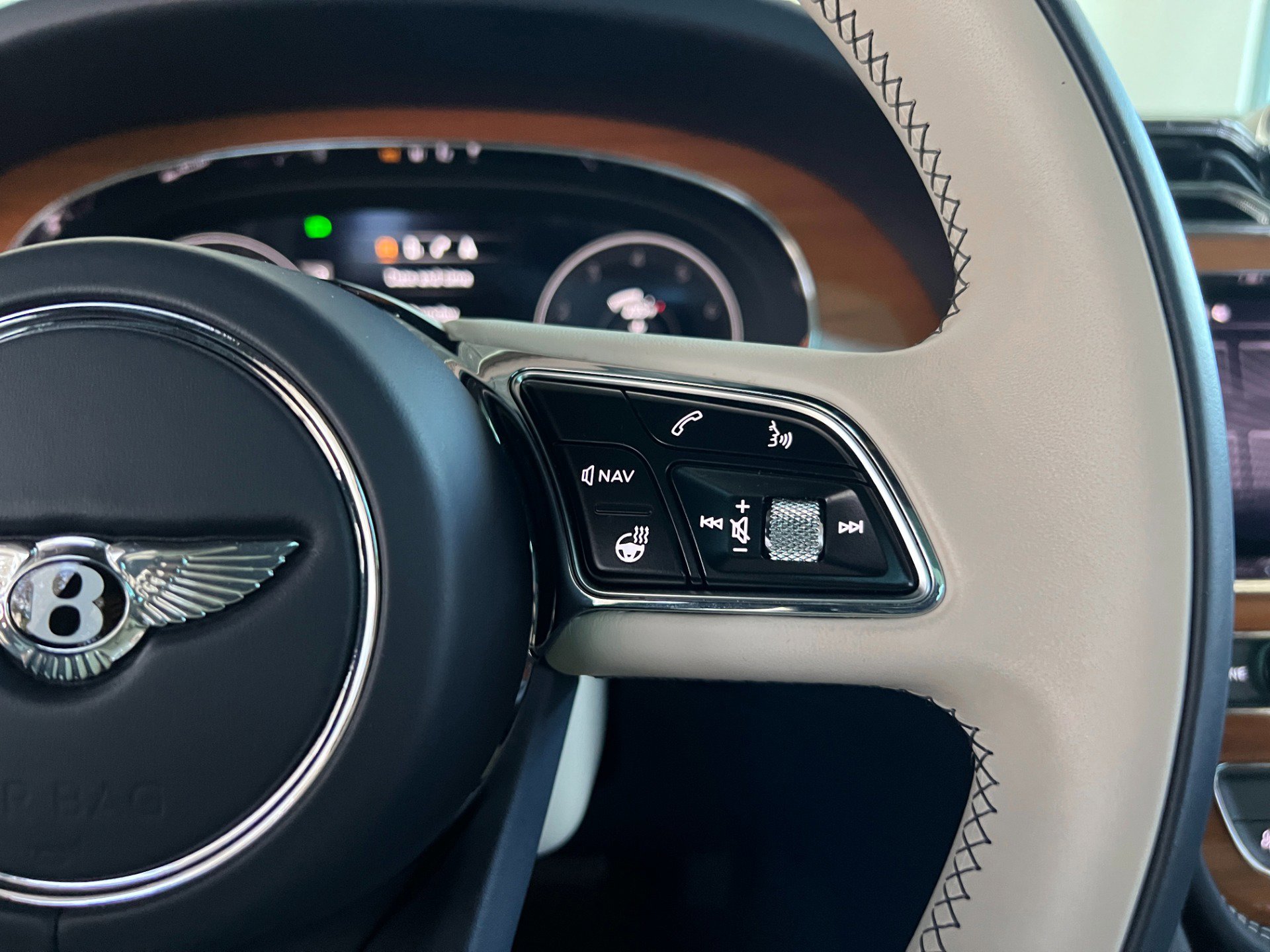 Used 2021 Bentley Bentayga image 44