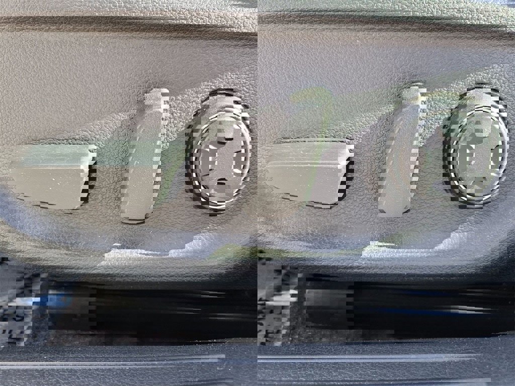 Used 2025 Genesis G70 2.5T image 16