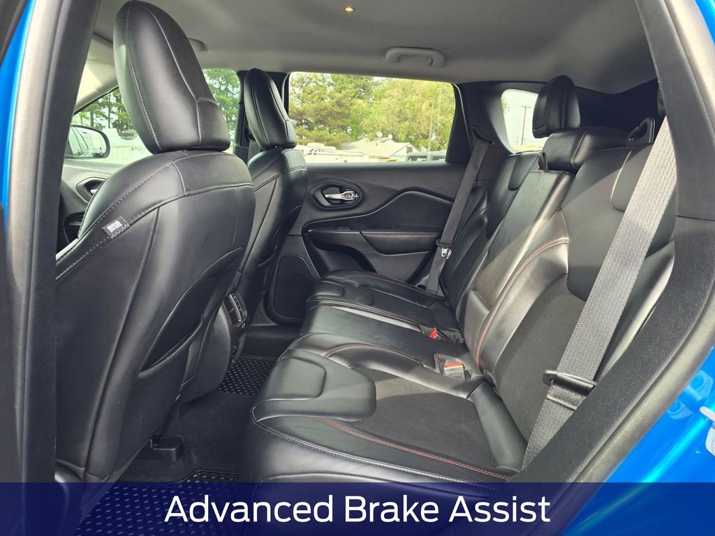 Used 2020 Jeep Cherokee Trailhawk w/ Technology Group AWD/4WD image 15