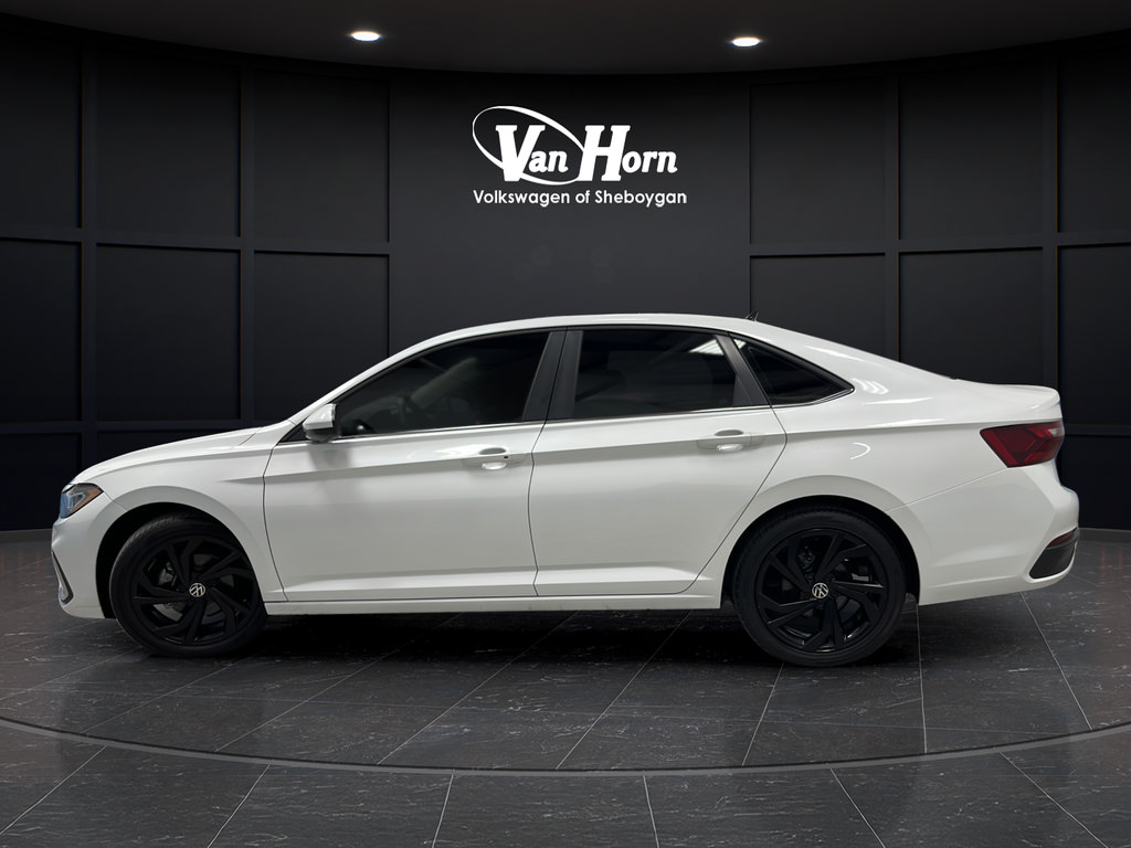 Used 2025 Volkswagen Jetta SE w/ Sunroof Package FWD image 4
