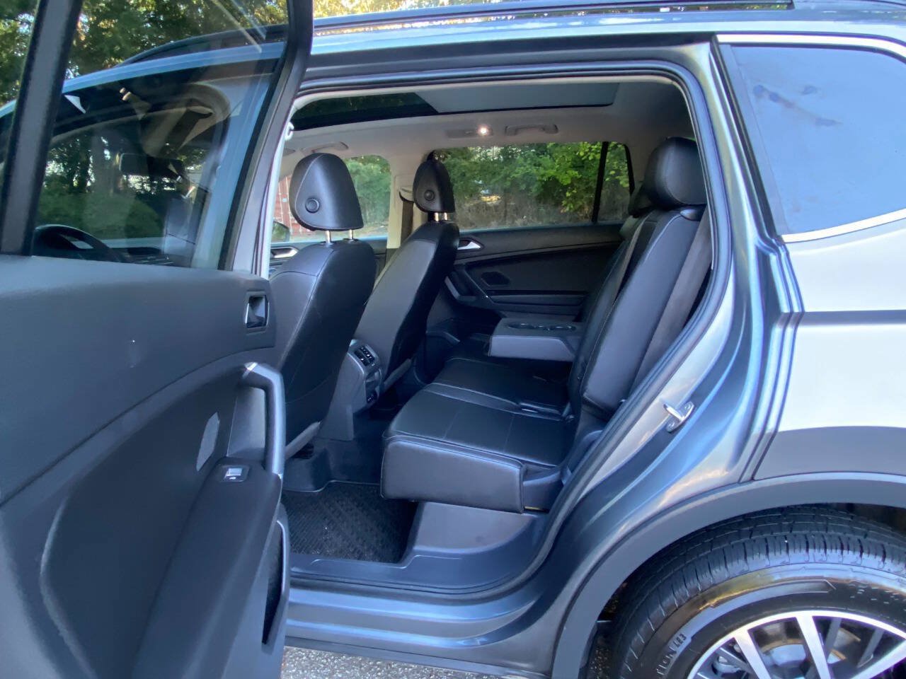 Used 2020 Volkswagen Tiguan SE FWD image 45