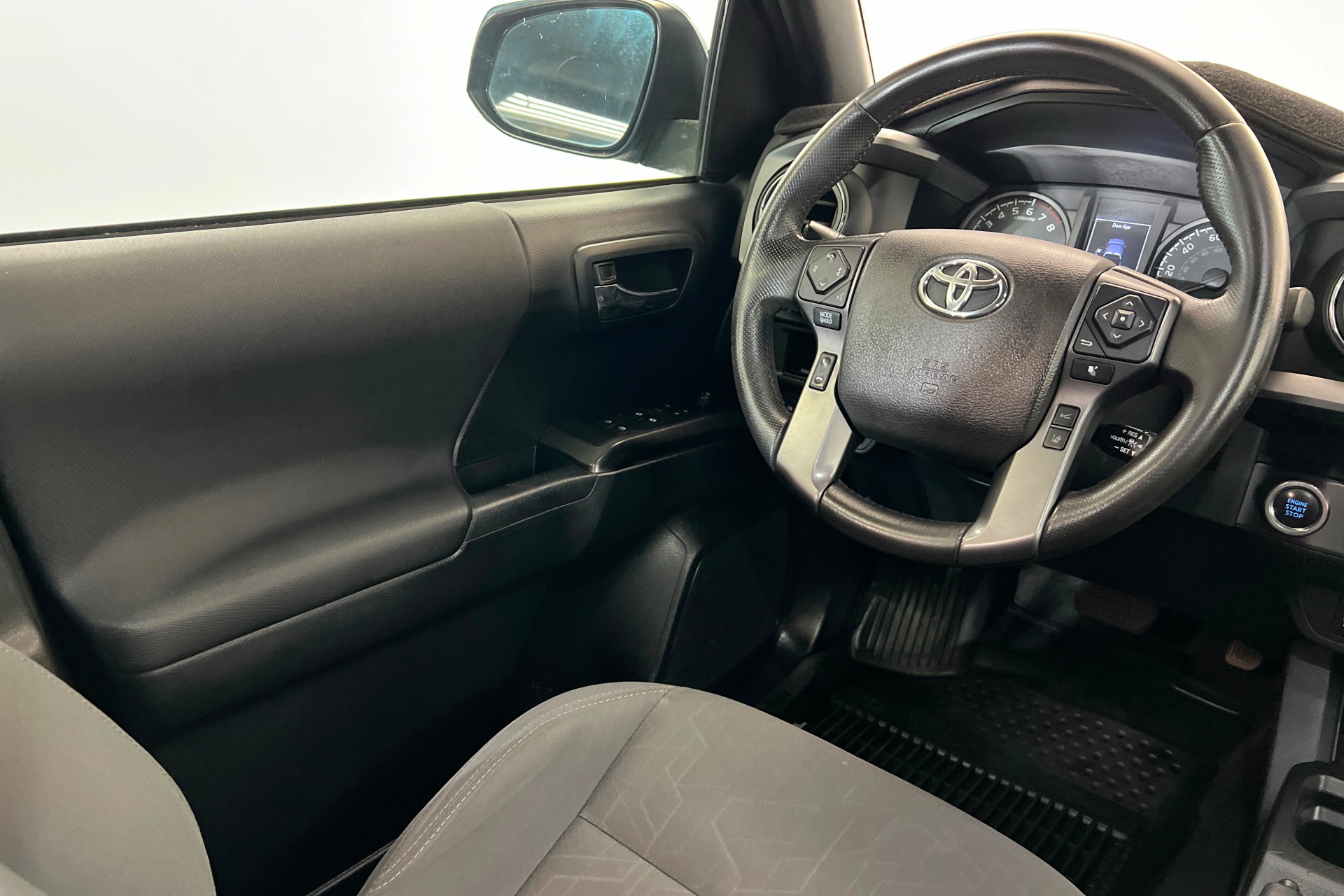 Used 2019 Toyota Tacoma TRD Off-Road w/ Technology Package AWD/4WD image 11