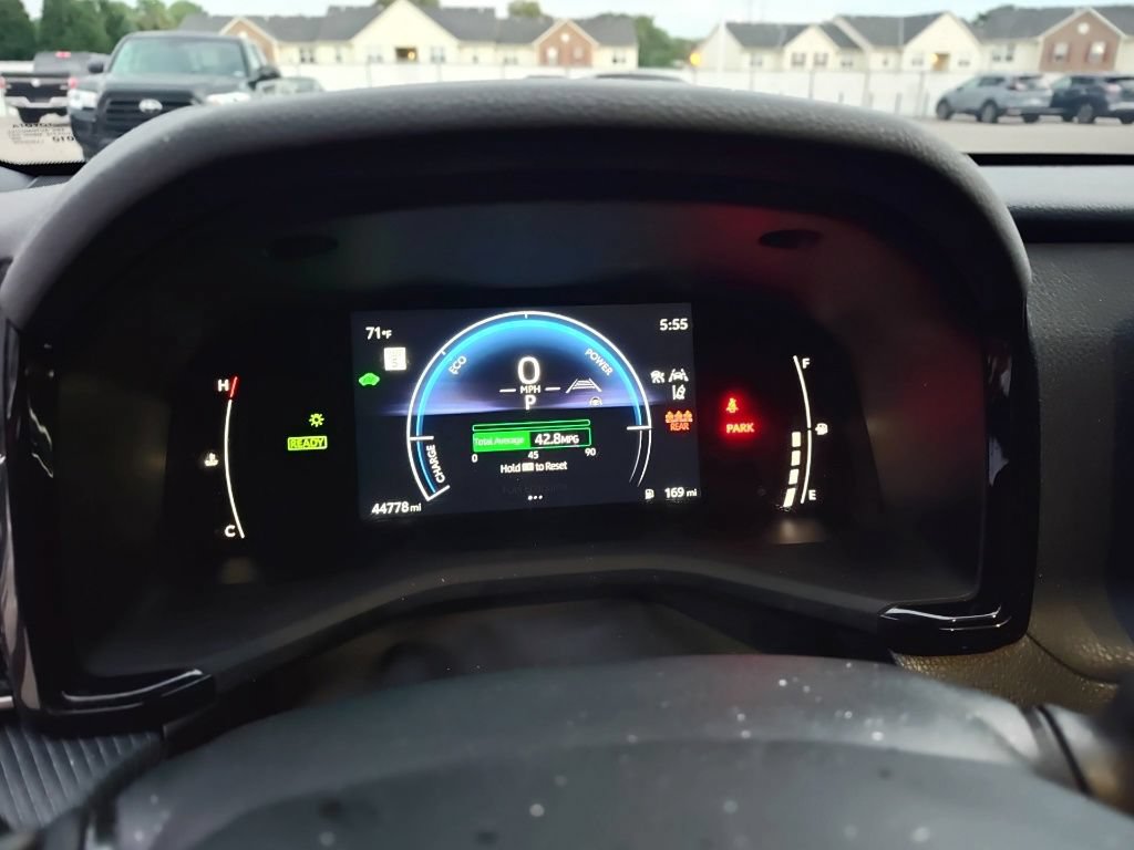 Used 2025 Toyota Camry SE FWD image 8