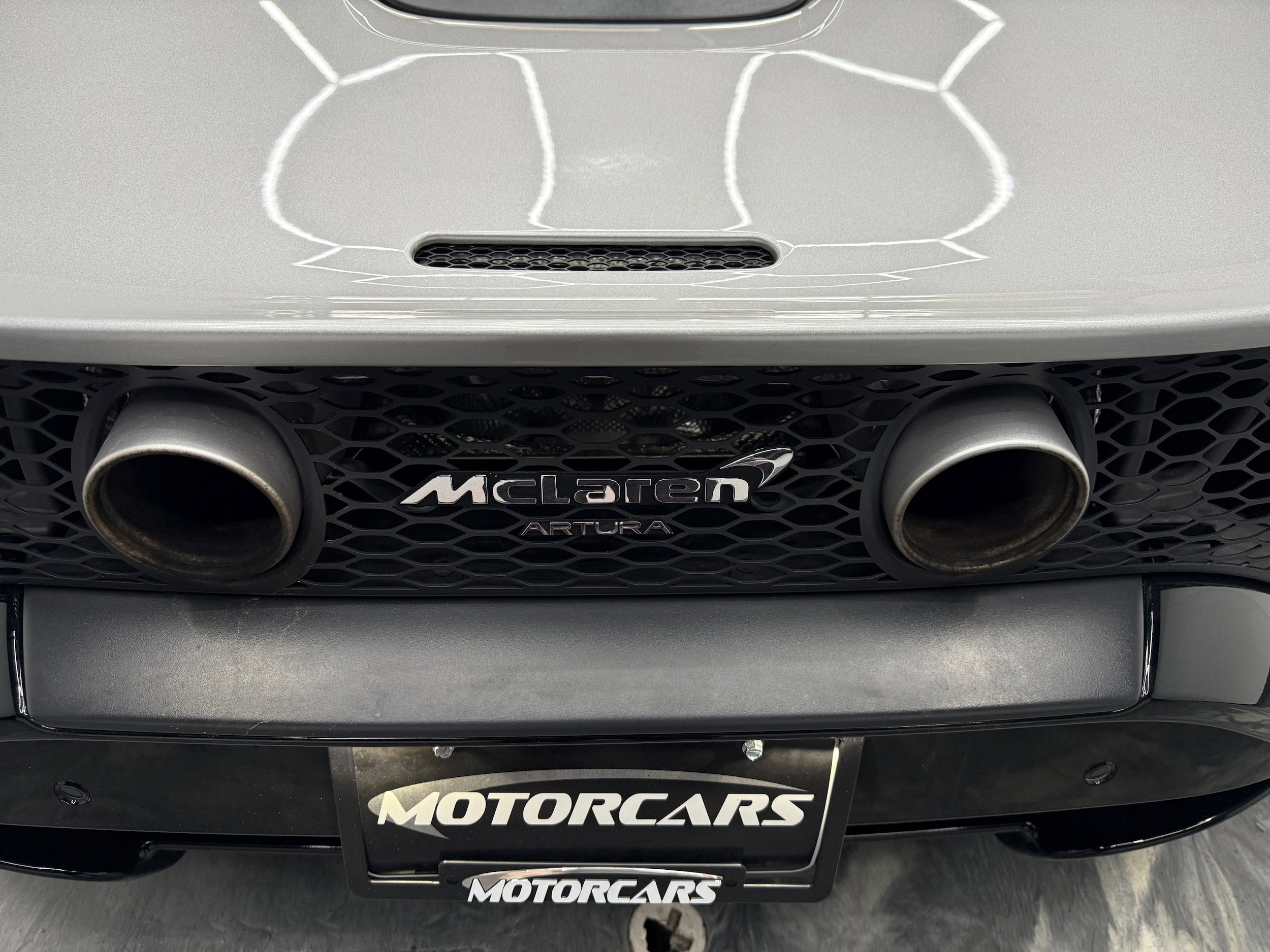 Used 2023 McLaren Artura RWD image 17