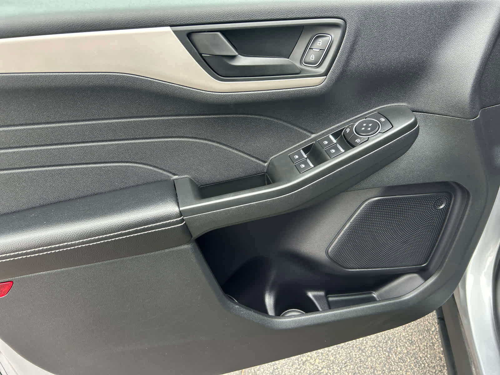 Used 2022 Ford Escape SE w/ Cold Weather Package image 10