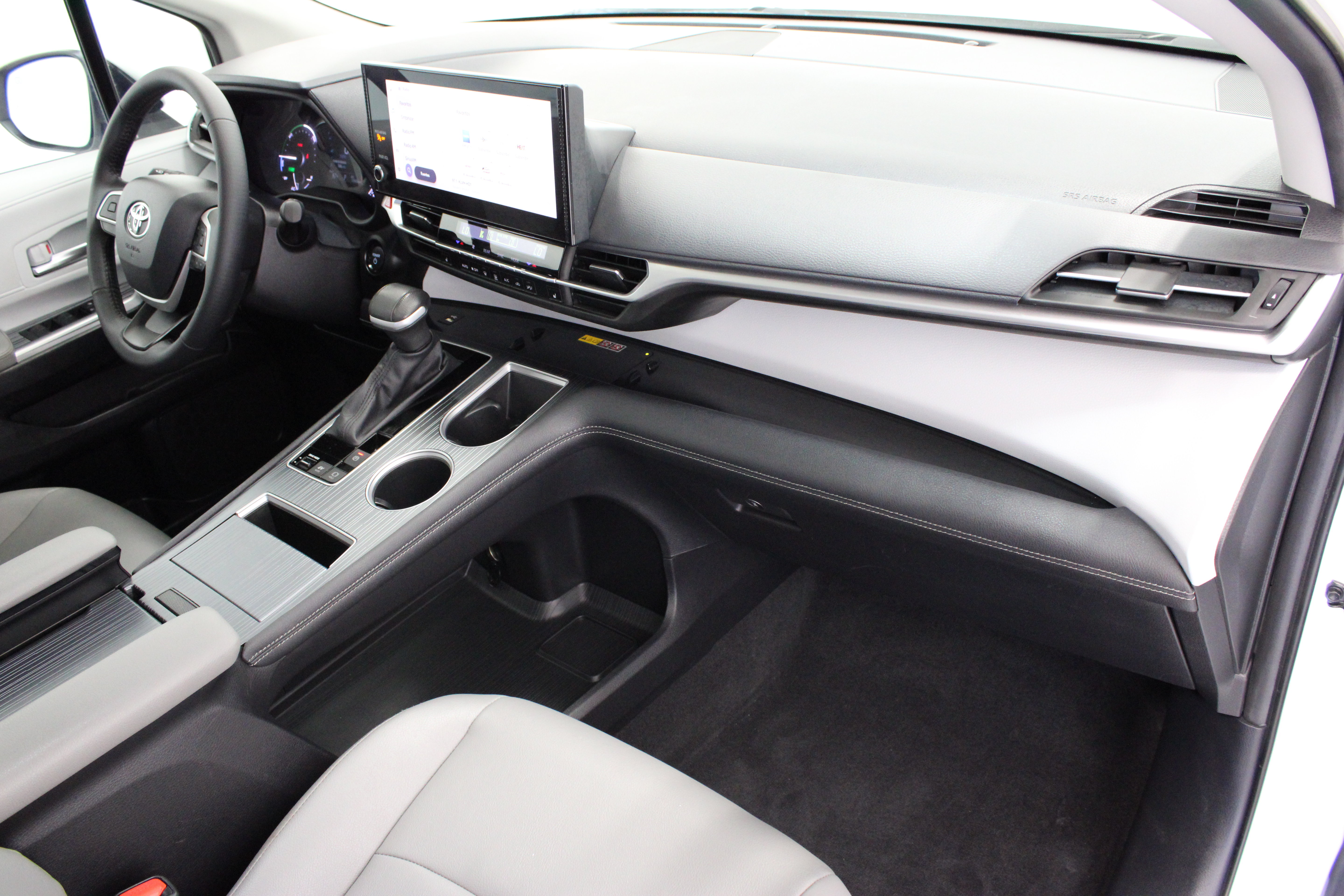 Used 2025 Toyota Sienna XLE FWD image 38