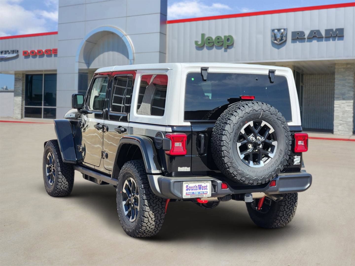 New 2026 Jeep Wrangler Unlimited Rubicon w/ Whitecap Package AWD/4WD image 4