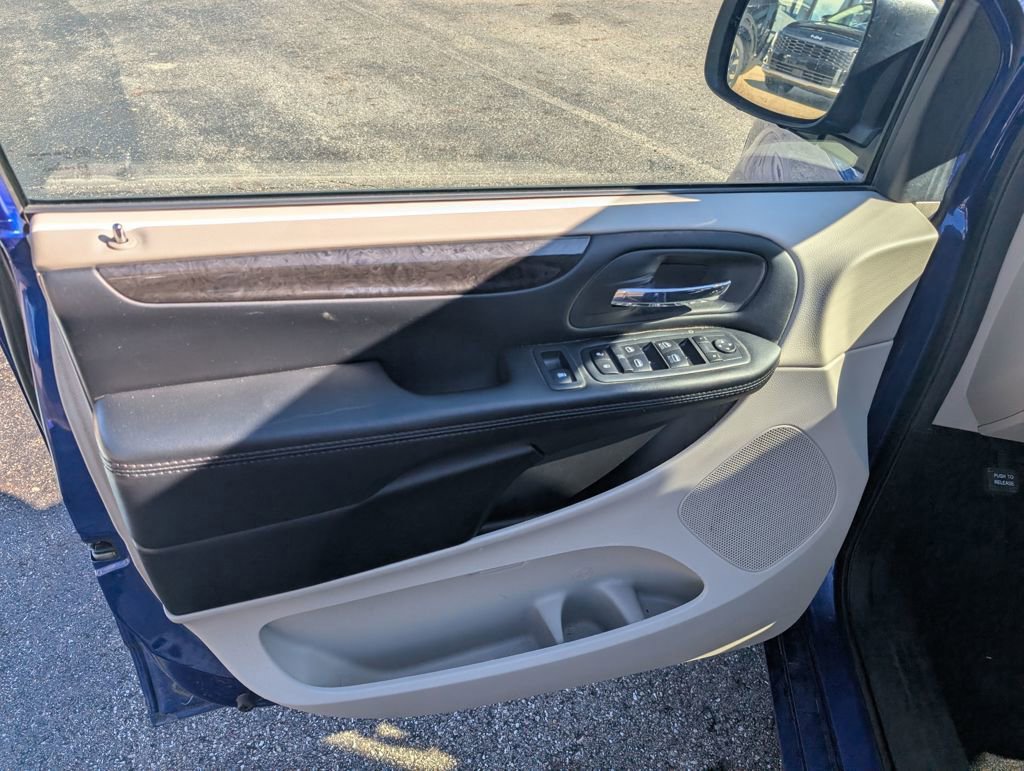 Used 2019 Dodge Grand Caravan SE w/ UConnect Hands-Free Group image 13