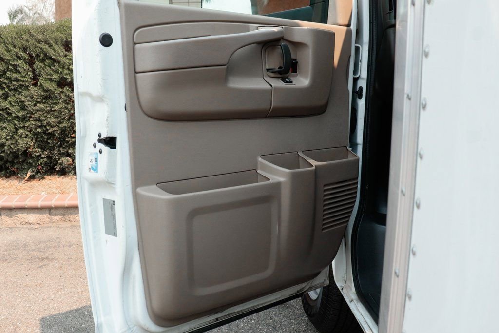 Used 2015 Chevrolet Express 4500 RWD image 21