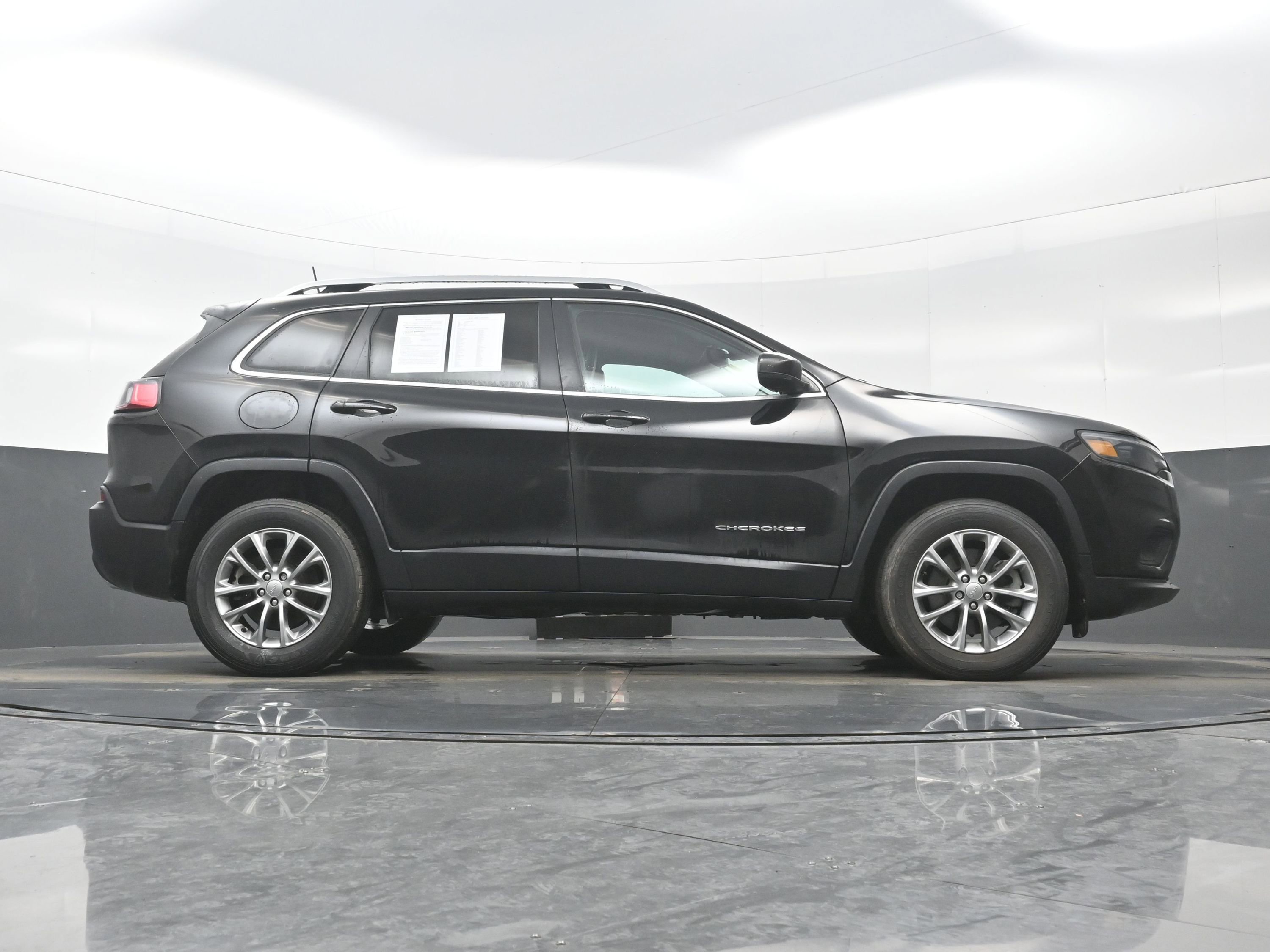 Used 2021 Jeep Cherokee Latitude Lux w/ Mopar Interior Package image 30