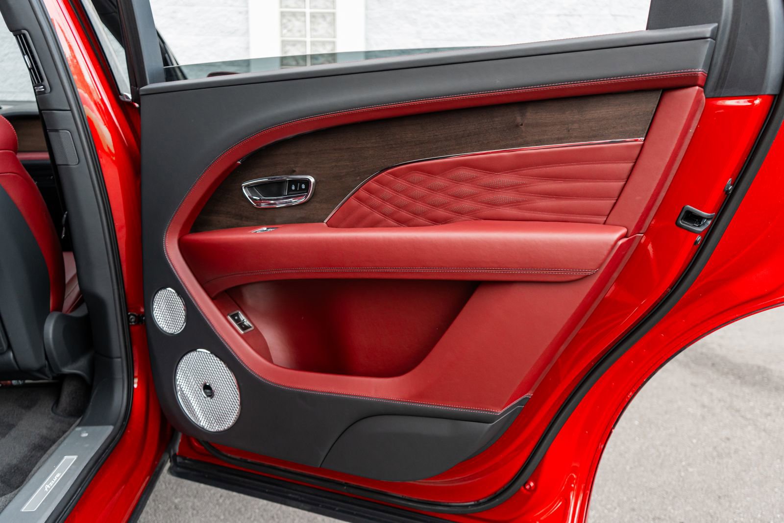 Used 2024 Bentley Bentayga Extended Wheelbase image 39