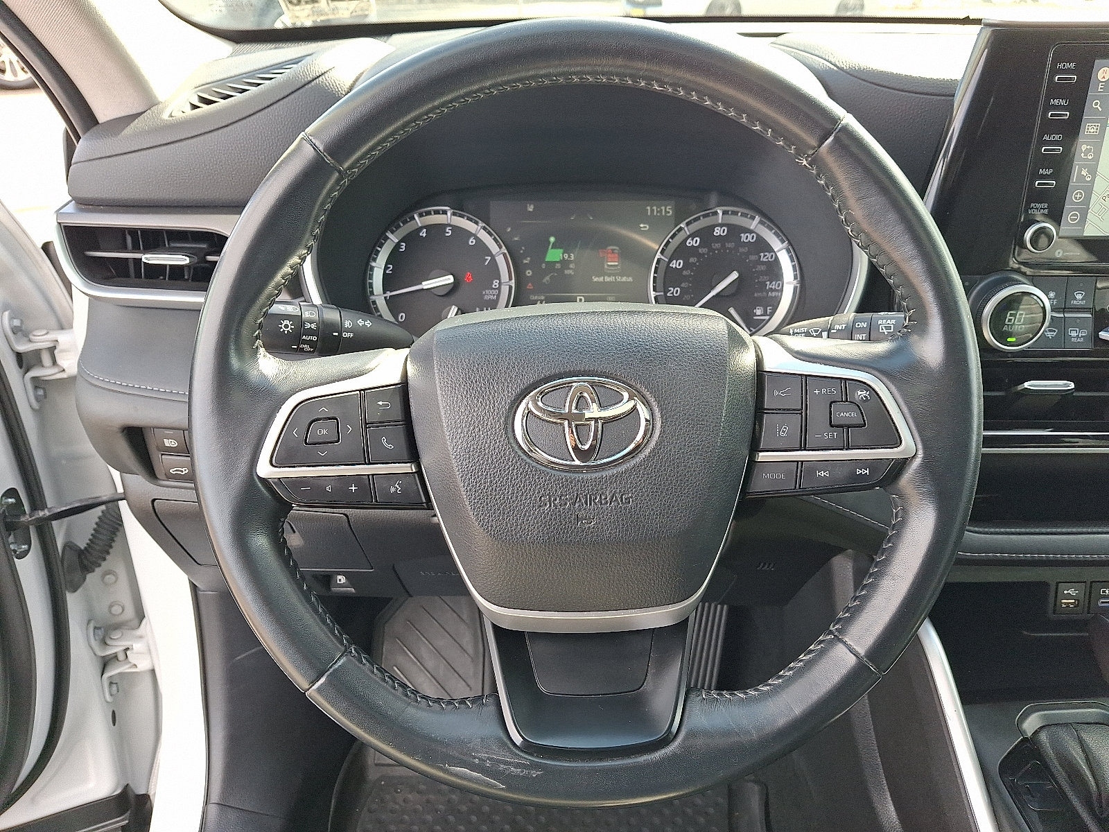Used 2022 Toyota Highlander XLE AWD/4WD image 21