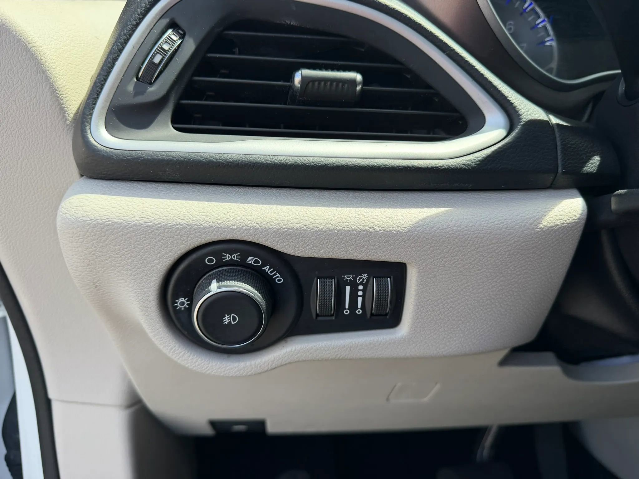 Used 2019 Chrysler Pacifica Touring-L image 13