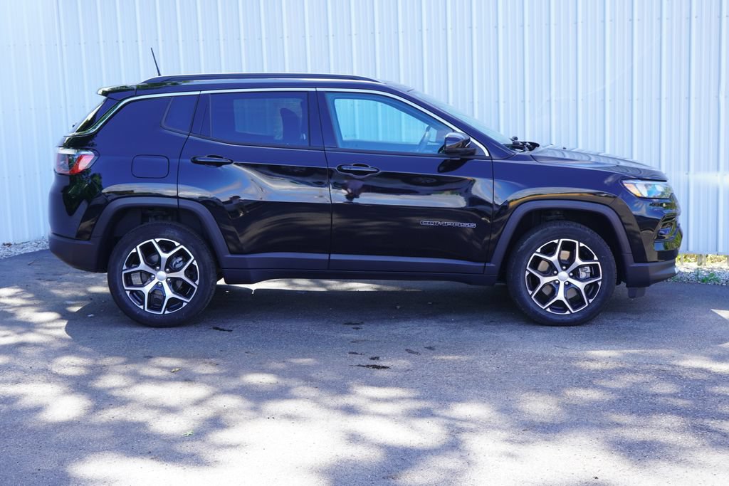 Used 2024 Jeep Compass Limited AWD/4WD image 2