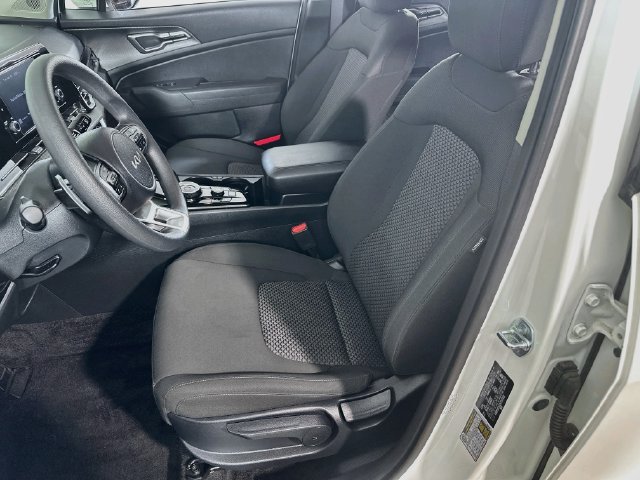 Used 2025 Kia Sportage LX AWD/4WD image 16