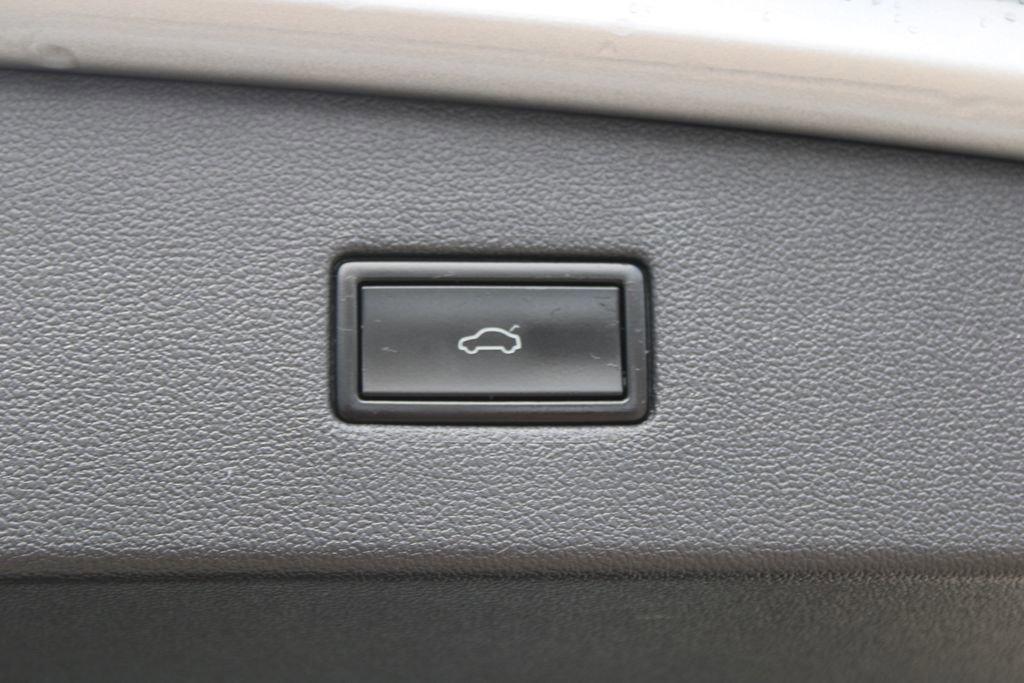 Certified 2020 Volkswagen Tiguan SEL Premium R-Line image 31