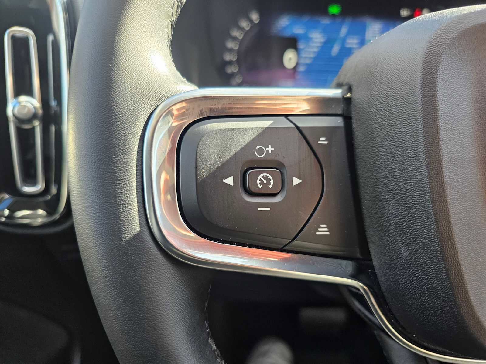 Certified 2025 Volvo XC40 B5 Plus w/ Climate Package image 33