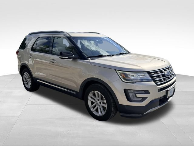 Used 2017 Ford Explorer XLT w/ Equipment Group 202A FWD image 3