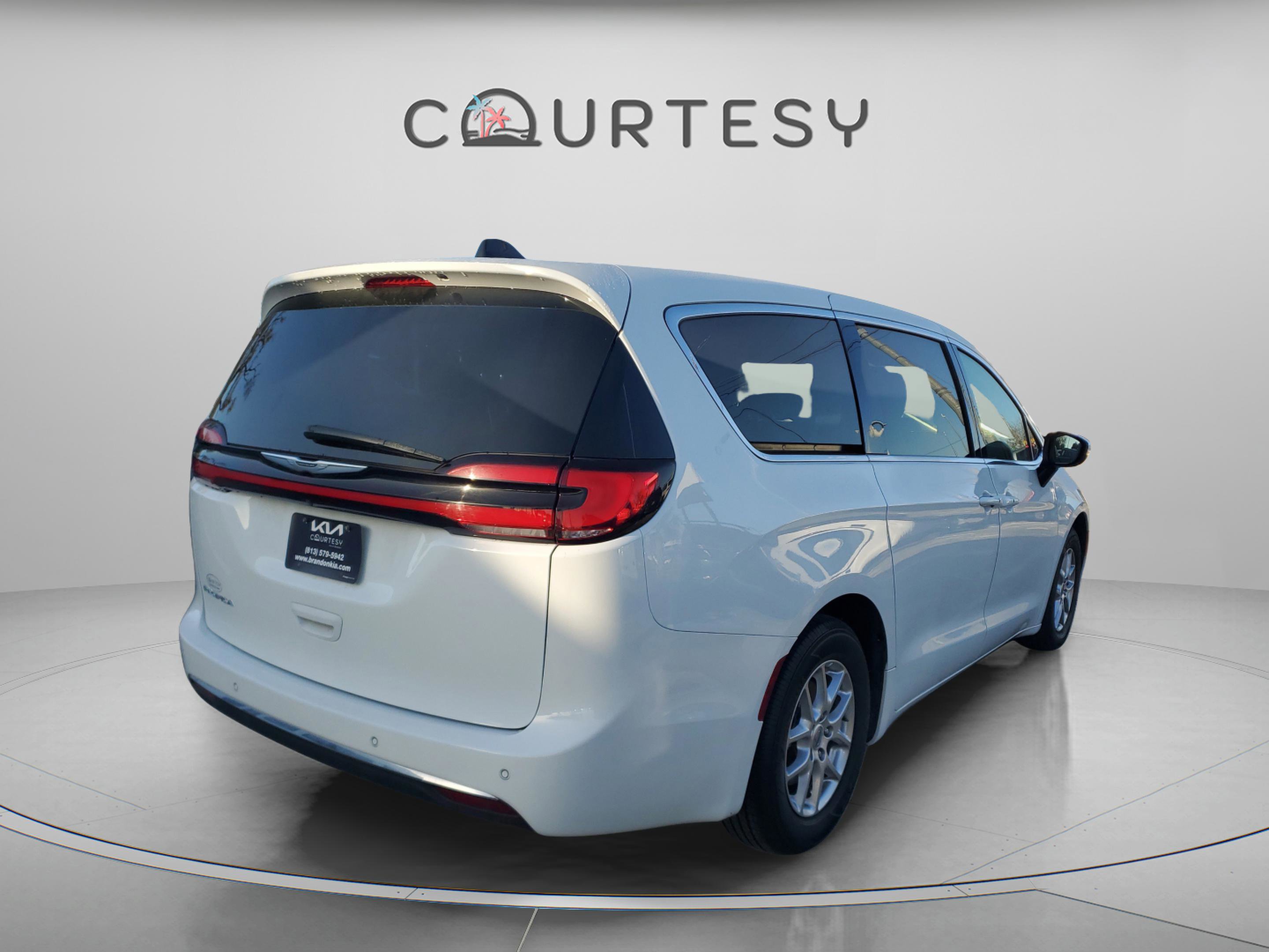 Used 2023 Chrysler Pacifica Touring-L image 5