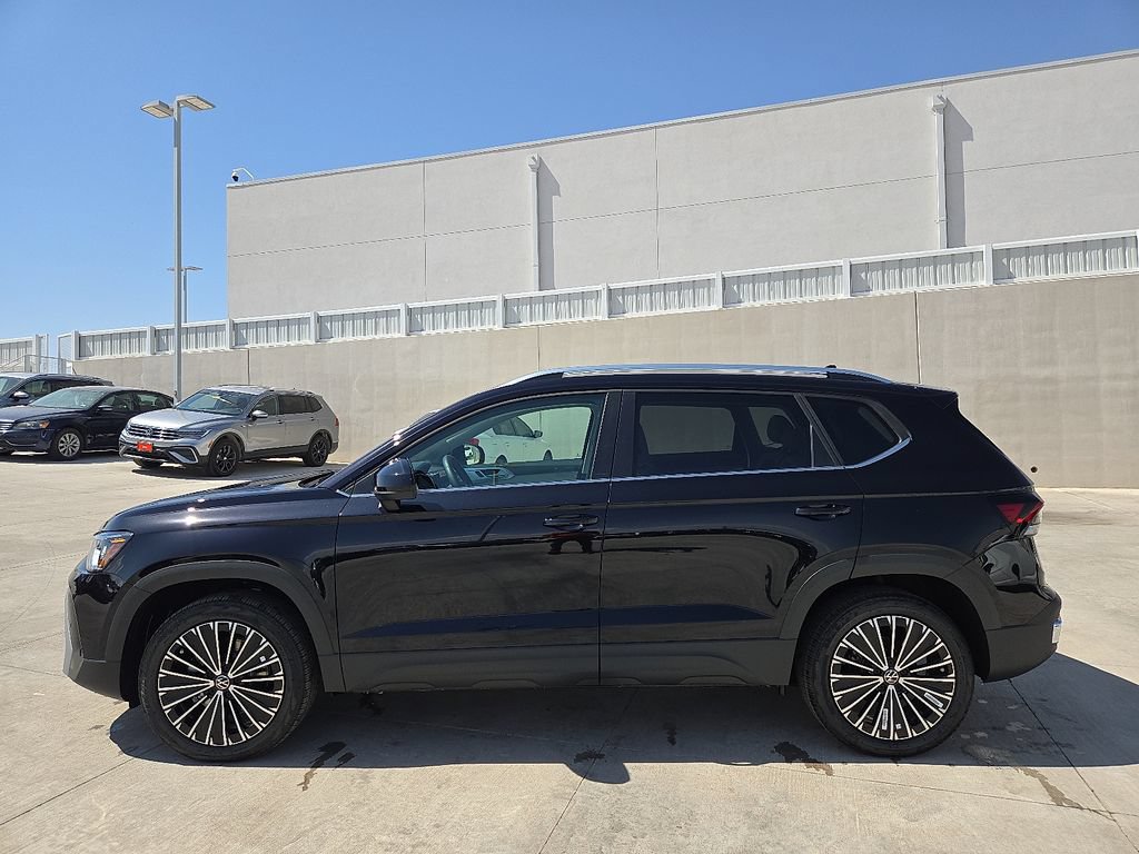 Certified 2025 Volkswagen Taos SE FWD image 7