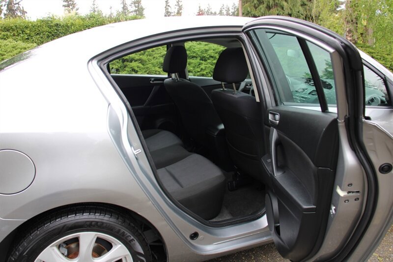 Used 2010 MAZDA MAZDA3 i Touring FWD image 6