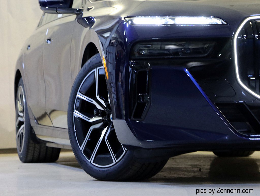 Used 2026 BMW 750e xDrive image 4