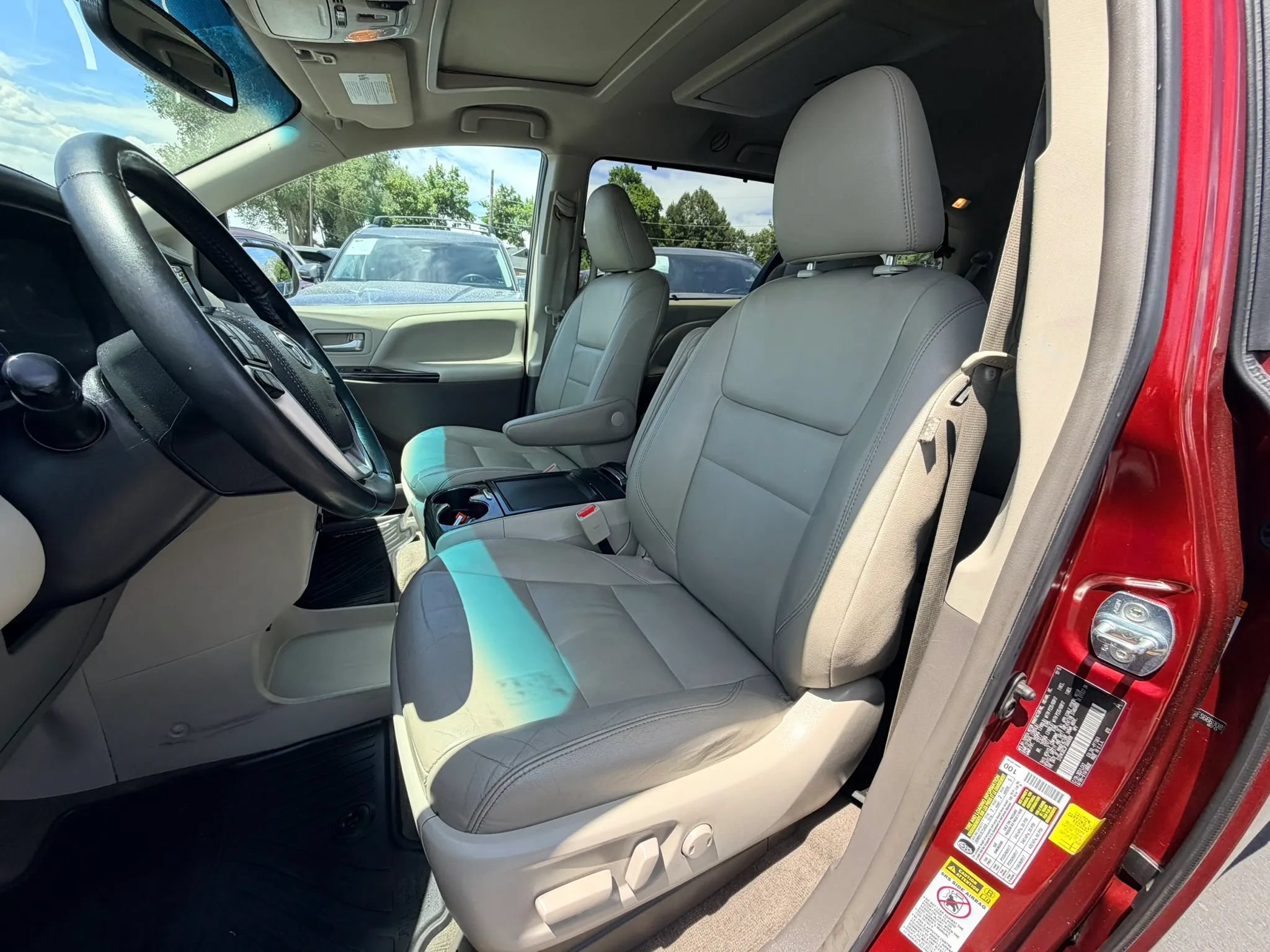 Used 2015 Toyota Sienna XLE w/ Entertainment Package FWD image 11