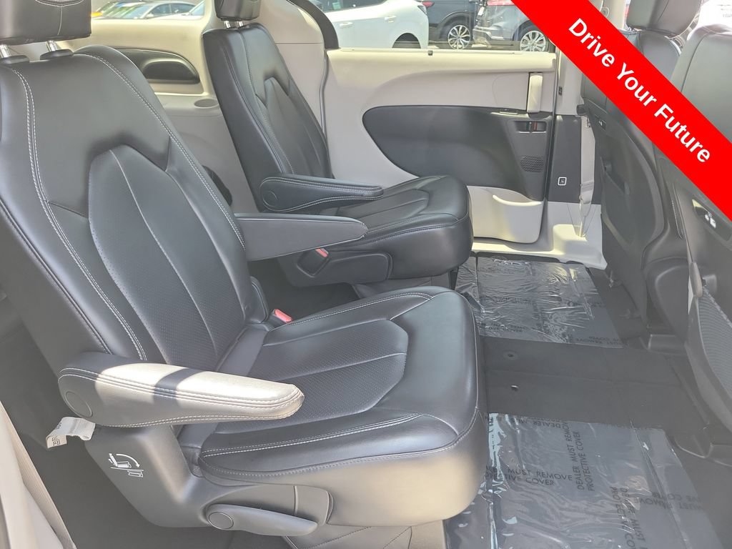Used 2023 Chrysler Pacifica Touring-L FWD image 21