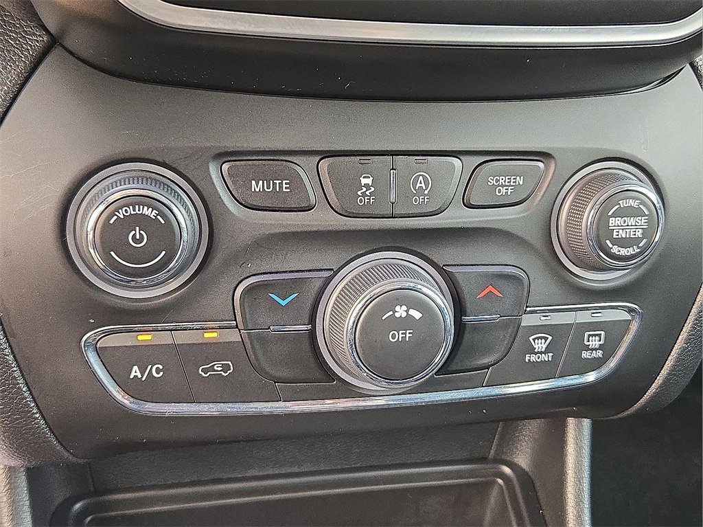 Used 2020 Jeep Cherokee Latitude Plus image 16