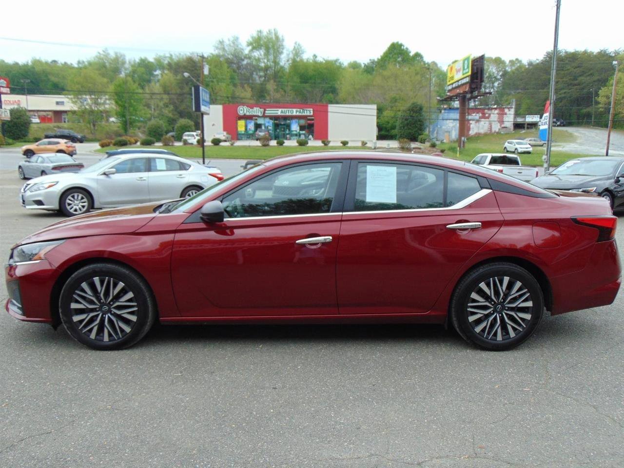 Used 2024 Nissan Altima 2.5 SV FWD image 8