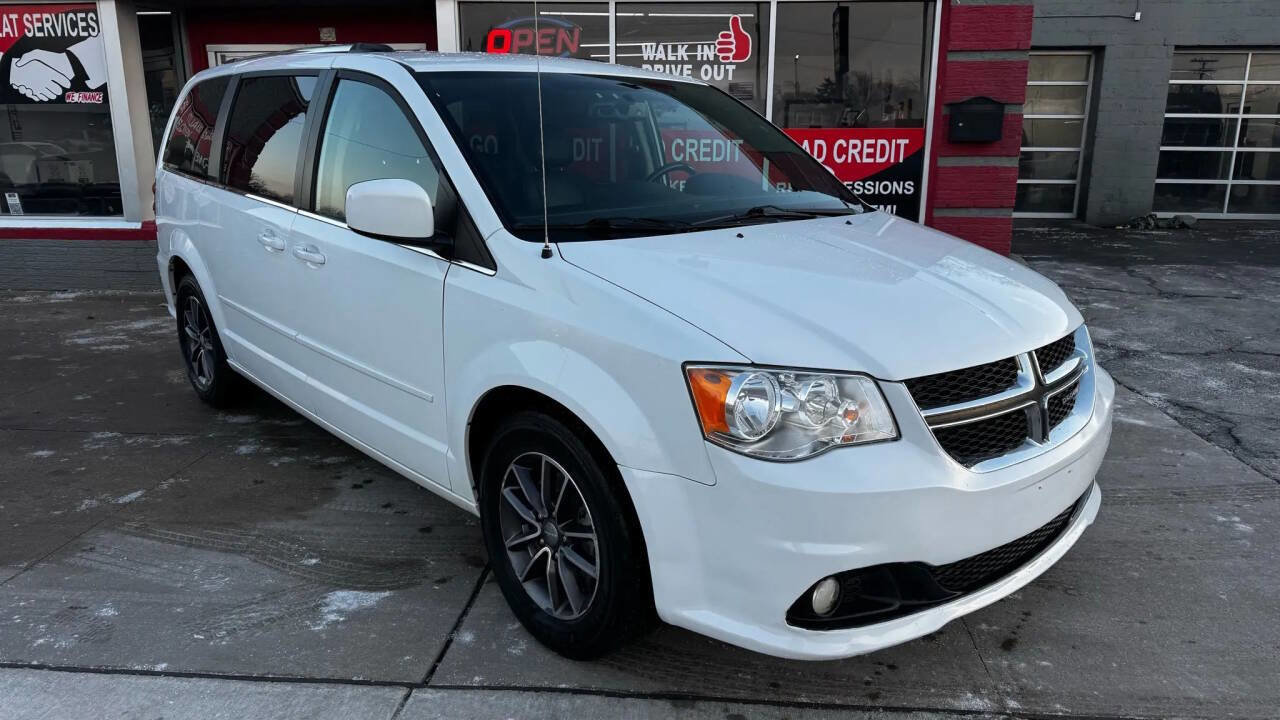 Used 2017 Dodge Grand Caravan GT image 2