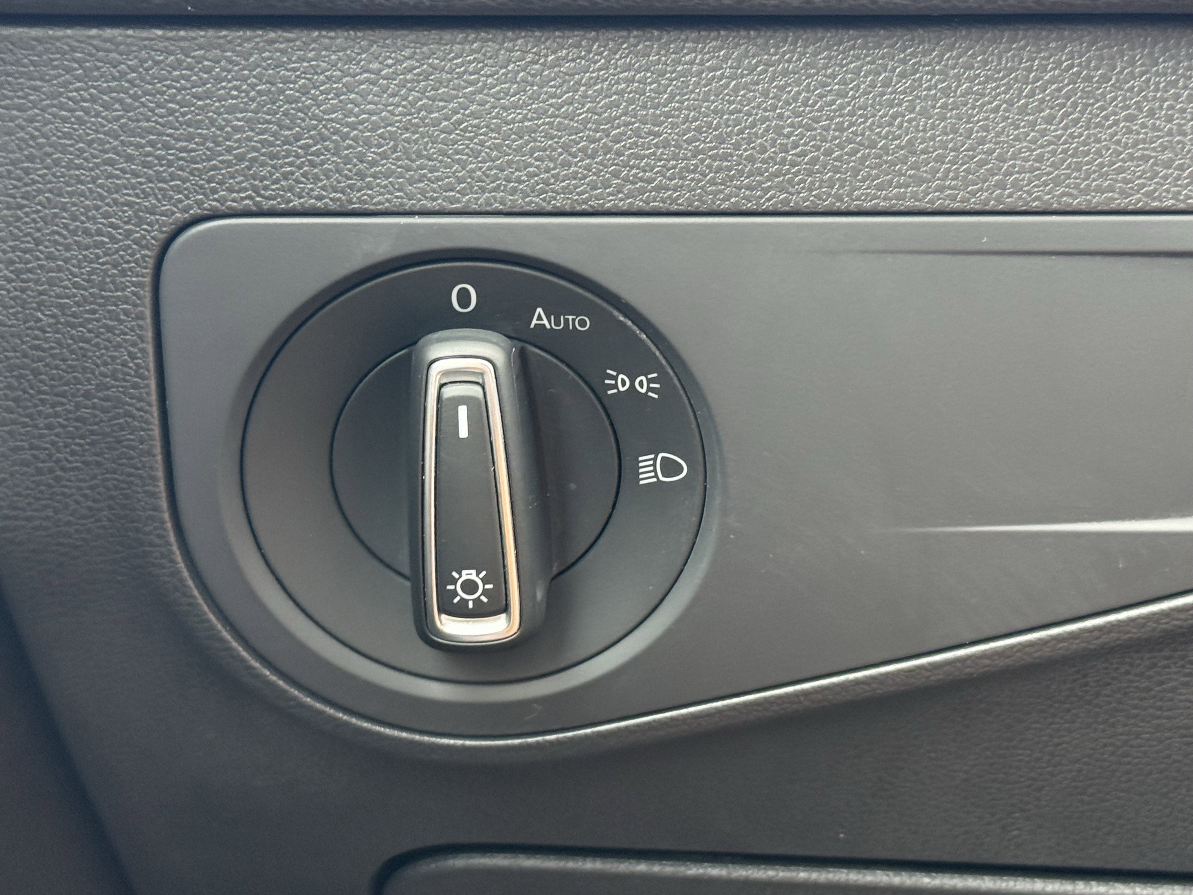 Used 2019 Volkswagen Tiguan SE image 25