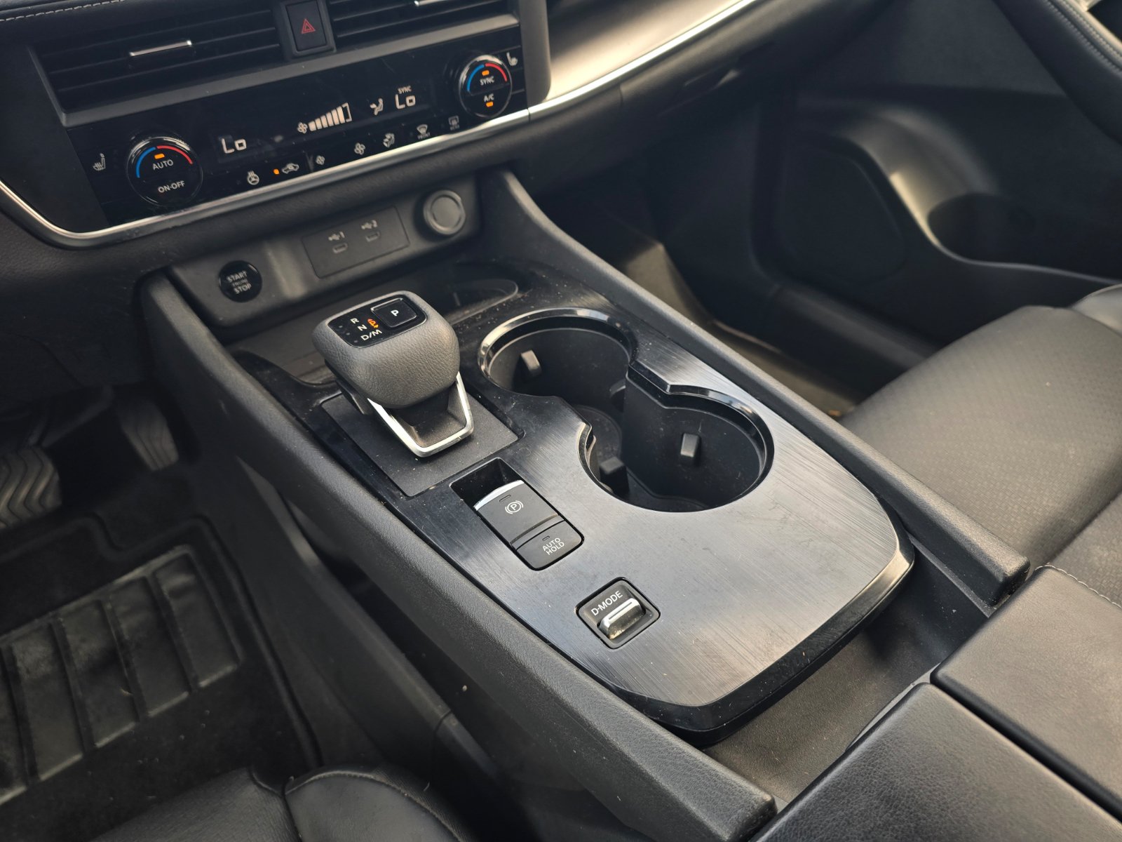 Used 2025 Nissan Rogue SV w/ SV Premium Package FWD image 15