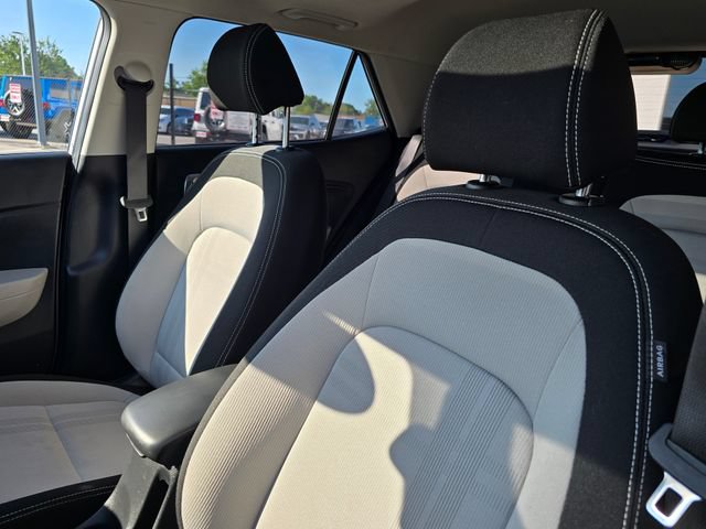 Used 2025 Hyundai Venue SEL FWD image 6