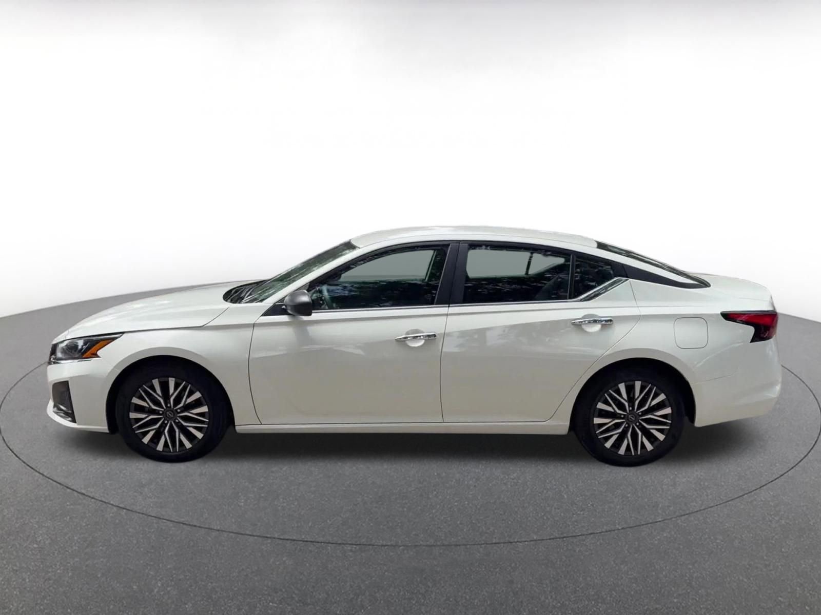 Used 2025 Nissan Altima 2.5 SV FWD image 9