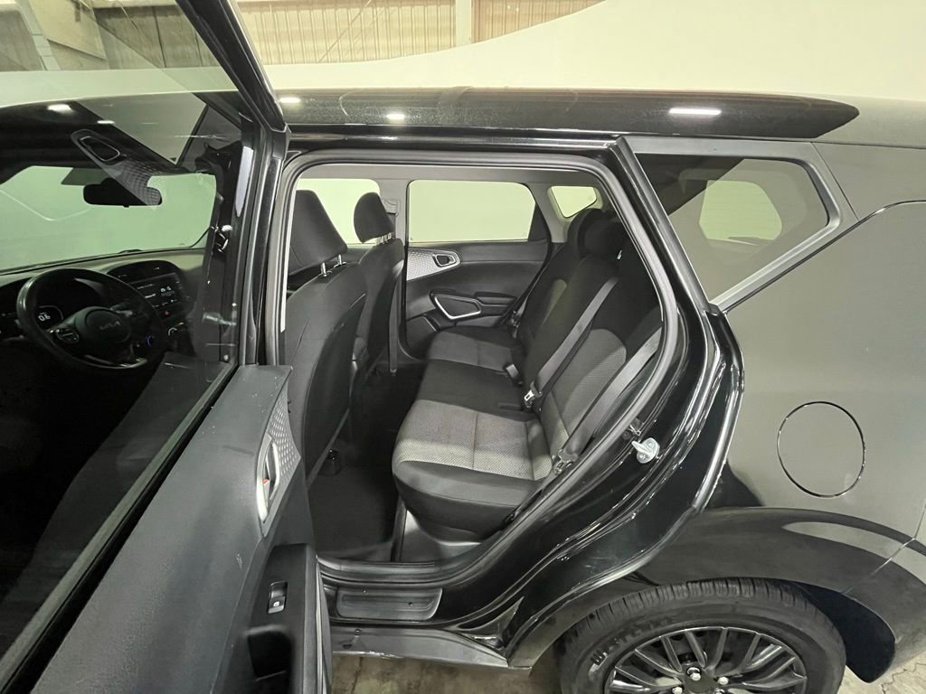 Used 2023 Kia Soul LX image 17