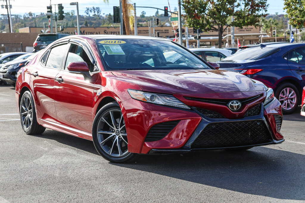 Used 2018 Toyota Camry XSE FWD image 1