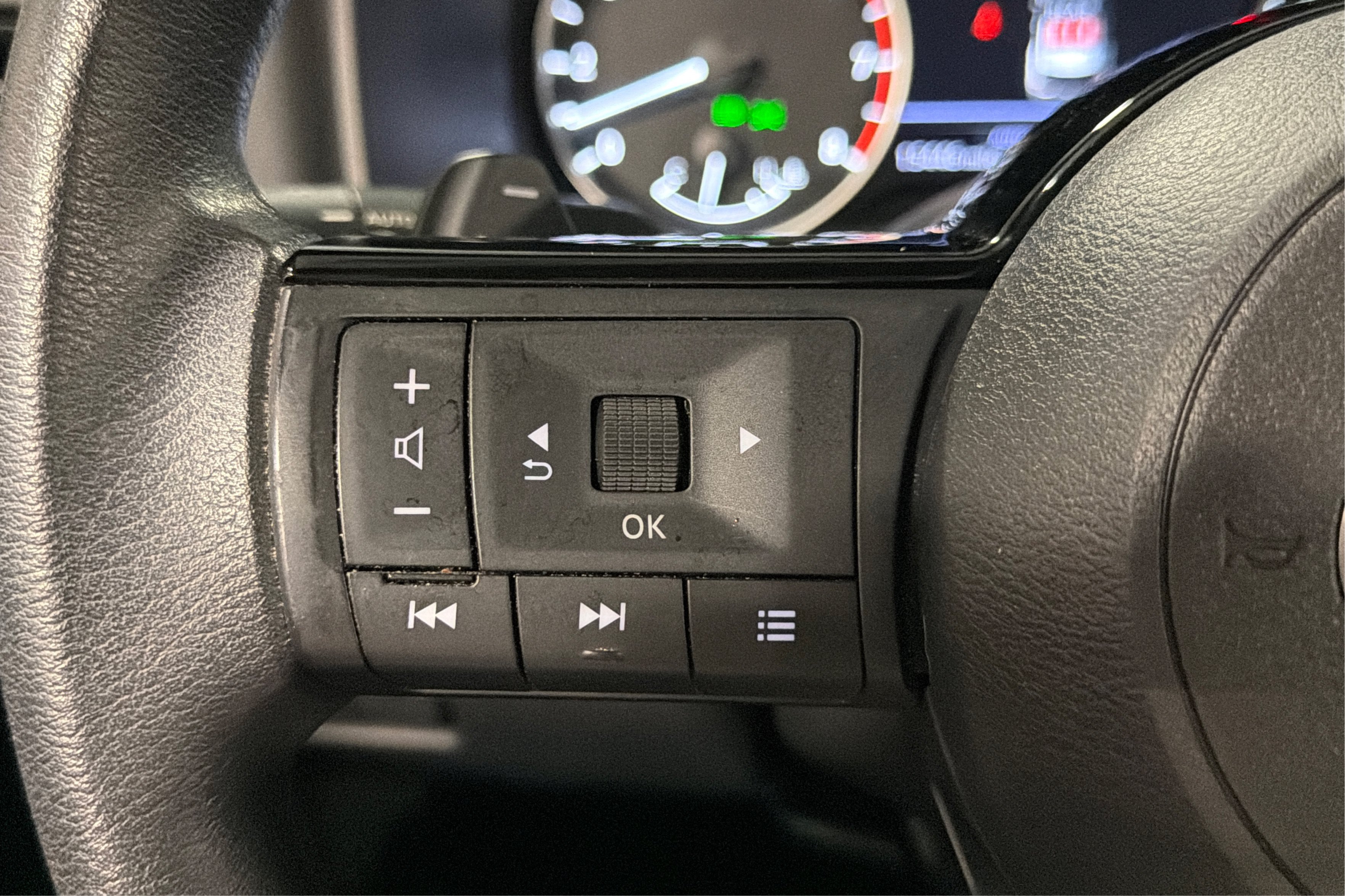 Used 2023 Nissan Rogue SV AWD/4WD image 22