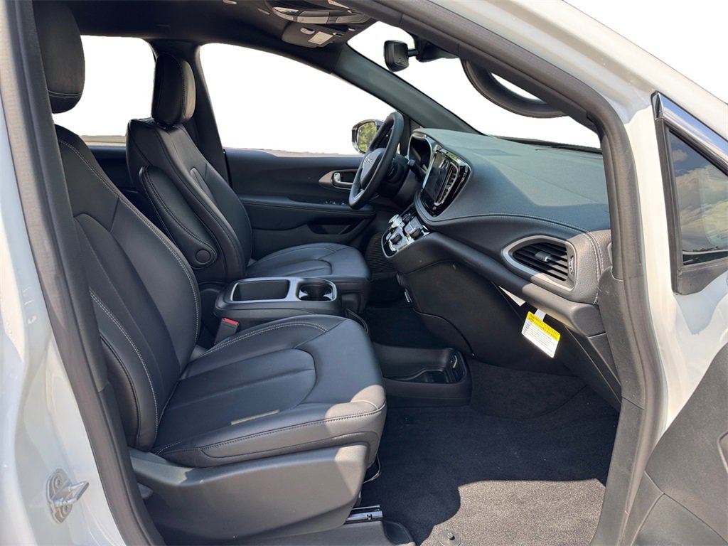New 2026 Chrysler Pacifica Select image 15