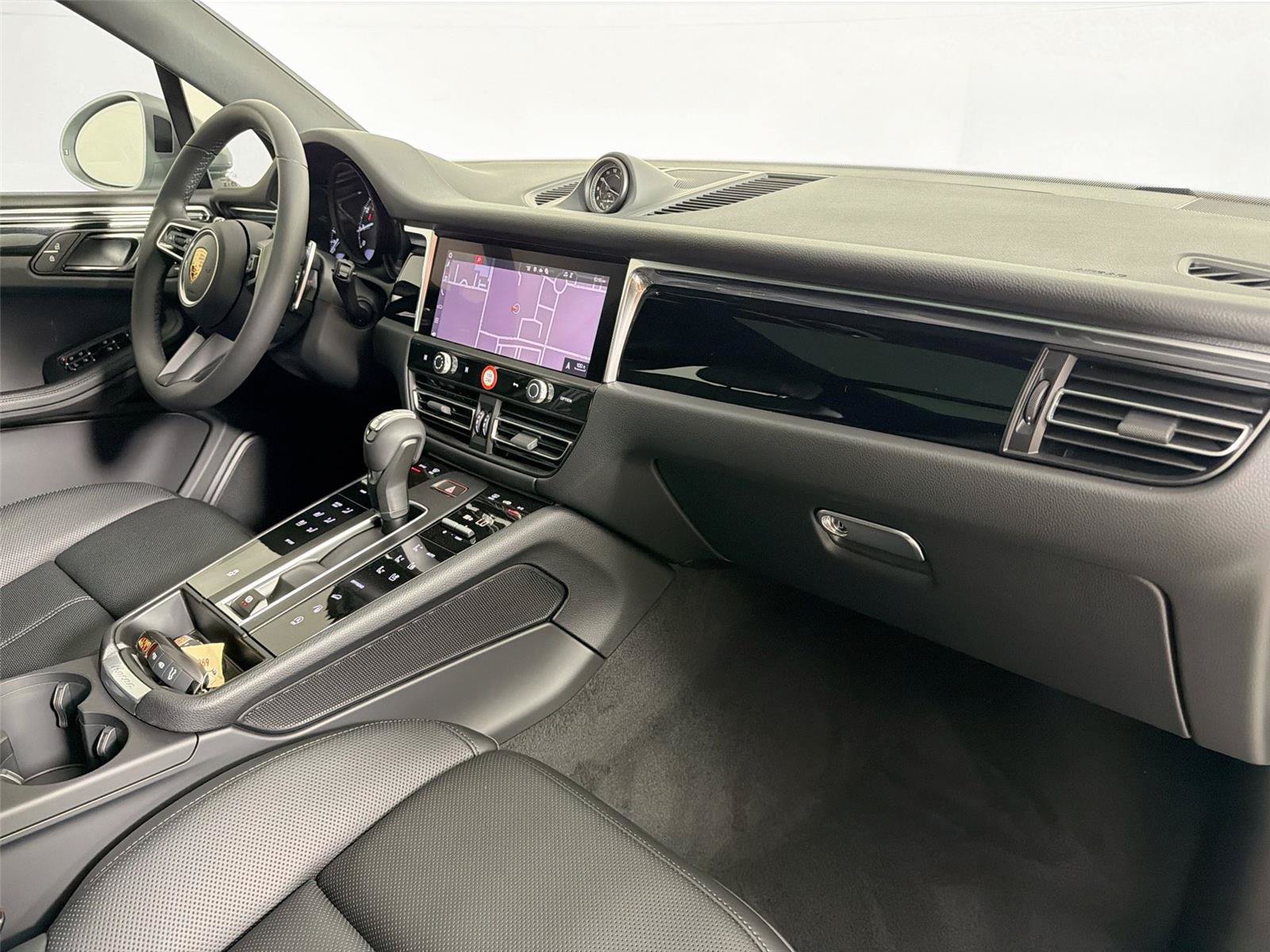 Certified 2026 Porsche Macan Turbo AWD/4WD image 29