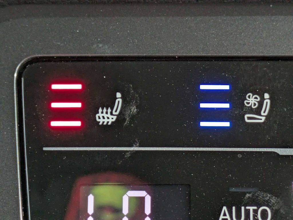 Certified 2023 Volkswagen Tiguan SEL R-Line image 33