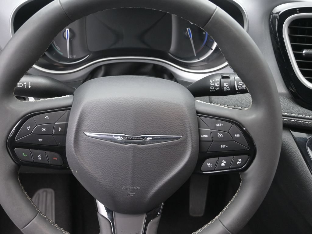 Used 2024 Chrysler Pacifica Limited FWD image 32
