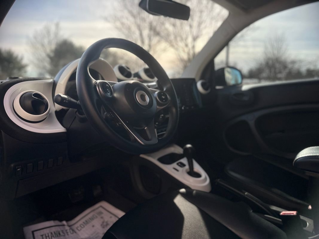 Used 2017 smart fortwo pure image 19