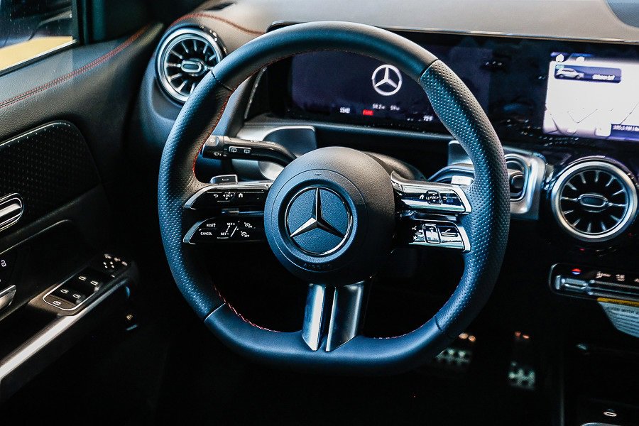 Used 2024 Mercedes-Benz EQB 300 4MATIC image 13