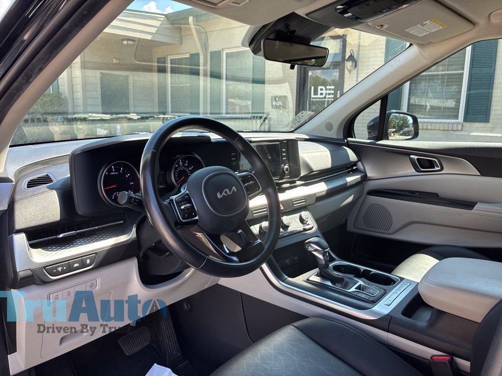 Used 2023 Kia Carnival LX FWD image 25