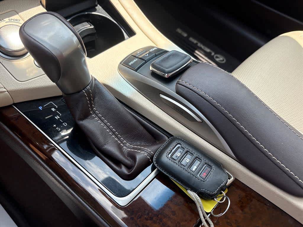 Used 2016 Lexus ES 350 w/ Luxury Package w/Wood Trim FWD image 17