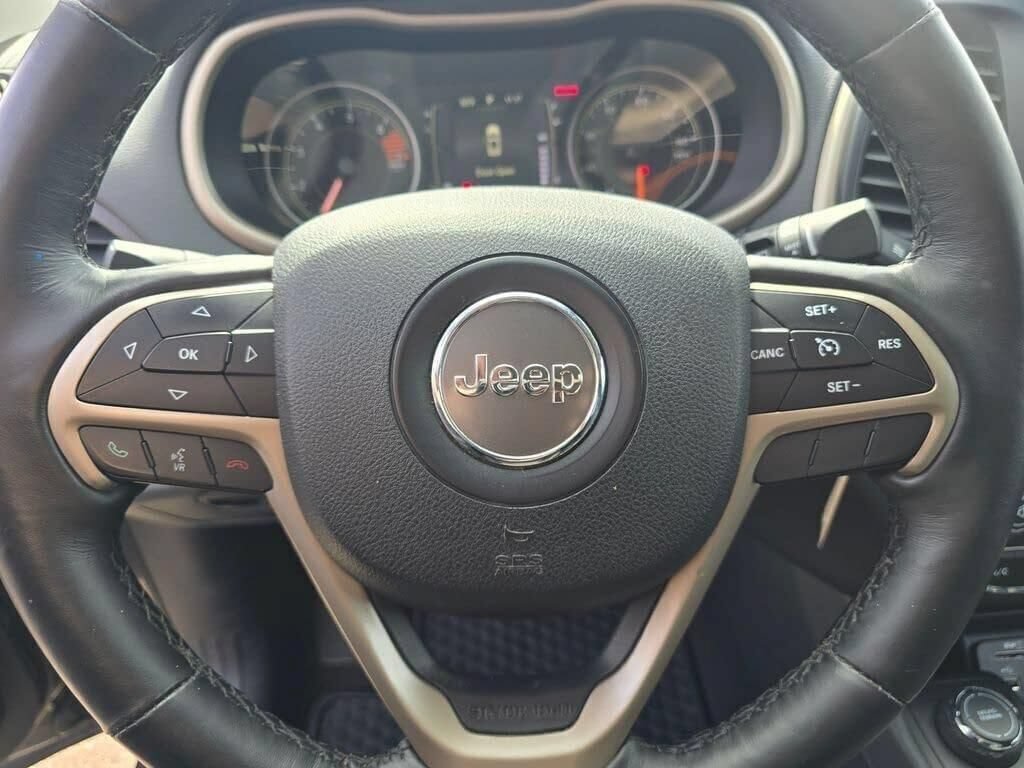 Used 2016 Jeep Cherokee Latitude w/ Cold Weather Group AWD/4WD image 20