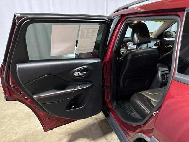 Used 2019 Jeep Cherokee Trailhawk AWD/4WD image 24