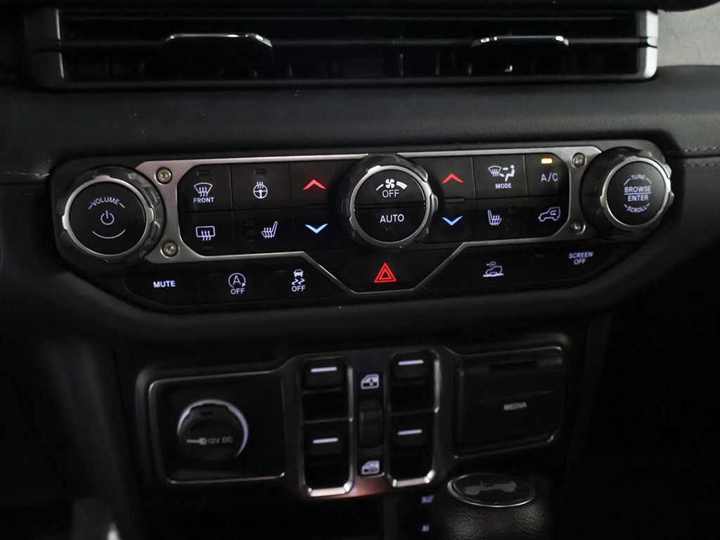 Used 2024 Jeep Wrangler Unlimited Sahara w/ Technology Group AWD/4WD image 44