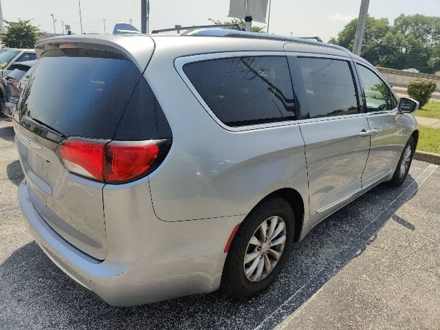 Used 2018 Chrysler Pacifica Touring-L FWD image 13